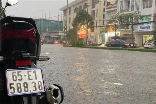 Cần Thơ: Mưa lớn kéo dài, hàng loạt tuyến đường ngập sâu