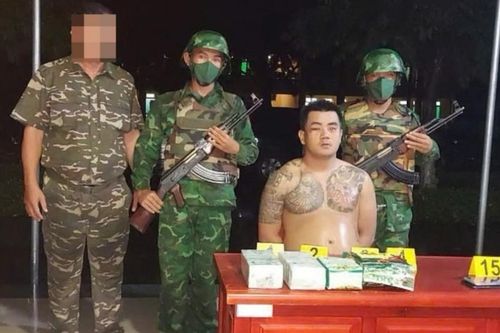 Bắt giữ đối tượng 'cõng' 4kg ma túy bơi qua sông Sở Hạ