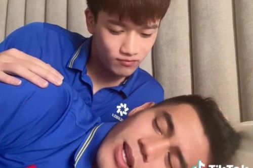 Tiến Linh hóa thân thành 'phi tần' nũng nịu bên Hoàng Đức