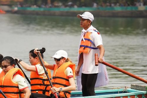 Vận động viên quốc tế sôi nổi tranh tài đua thuyền rồng Hồ Tây