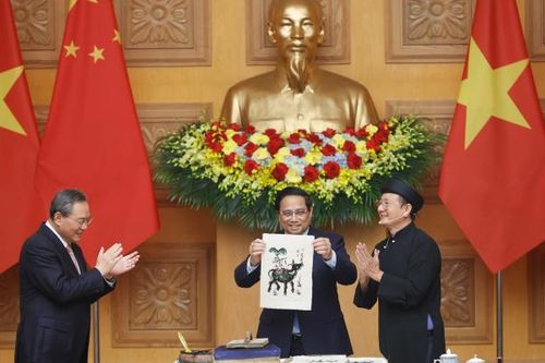 Thủ tướng Phạm Minh Chính và Thủ tướng Trung Quốc Lý Cường thưởng lãm dân ca Quan họ, tranh dân gian Đông Hồ