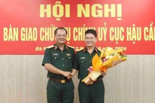Bản tin 8H: Bàn giao chức vụ Chính ủy Cục Hậu cần Quân khu 5