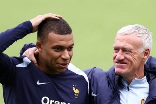 HLV Deschamps bênh vực Mbappe trước làn sóng chỉ trích