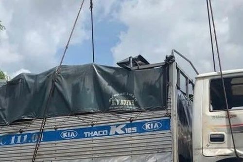 Cận cảnh trục vớt xe tải rơi xuống sông Tiền khi đang qua phà