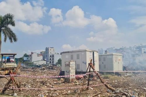 Thu dọn bãi rác 'khủng' giữa trung tâm Hạ Long sau phản ánh của Tiền Phong