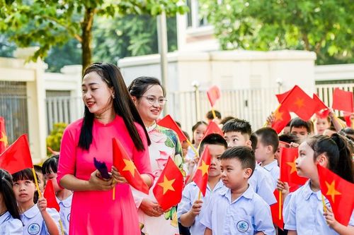 'Nhìn thầy cô từ chối miễn học phí cho con, nhân viên trường học càng tủi'