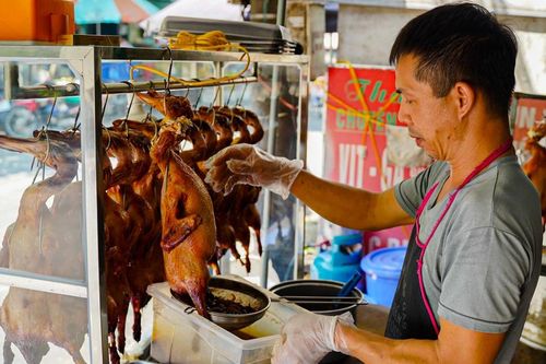 Chủ quán Hà Nội cho vịt 'tắm' hơn 20 gia vị, 'quàng khăn', bán 70 con/ngày