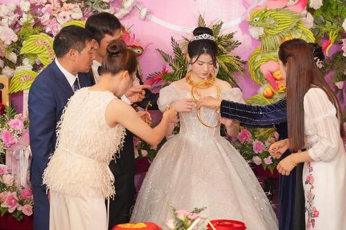 Cô dâu Thanh Hóa đeo 'vàng lồng vàng': Hai họ tặng nhiều, chưa kiểm kê hết