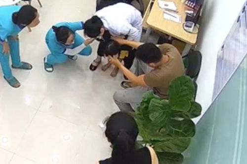 Nữ bác sĩ kịp thời cứu bé 5 tuổi thoát chết trong gang tấc