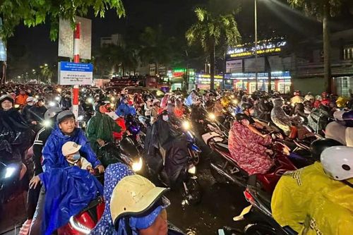 Nhiều đường ở Cần Thơ ngập sâu, kẹt cứng sau trận mưa lớn nhất từ đầu năm