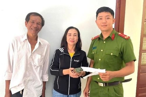 Người đàn ông rút gần 108 triệu đồng, bỏ nhầm vào cốp xe của một phụ nữ