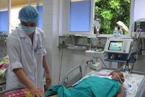 Ăn tiết canh mua ngoài chợ, cụ ông 72 tuổi nhập viện nguy kịch