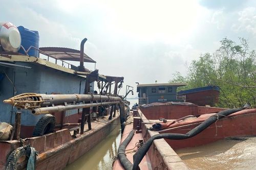 Bắt giữ nhóm 'cát tặc' trên lạch sông Đá Bạc