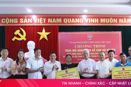 Ủy ban Đoàn kết Công giáo Việt Nam trao mô hình sinh kế cho hộ nghèo