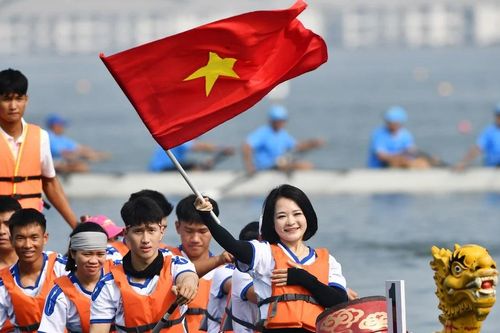 Hồ Tây rộn ràng cùng giải Bơi chải thuyền rồng Hà Nội mở rộng 2024