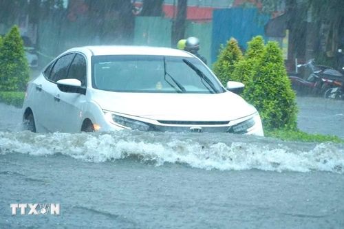 Nhiều tuyến đường ở Cần Thơ ngập nặng, gây ùn tắc sau trận mưa lớn