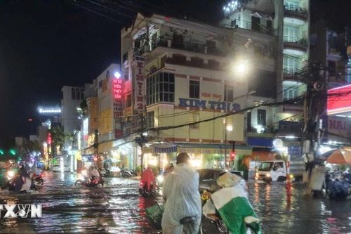 Cần Thơ: Nhiều tuyến đường ngập nặng sau trận mưa kéo dài 2 giờ
