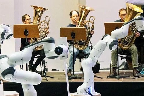 Robot ba tay điều khiển dàn nhạc giao hưởng tại Đức