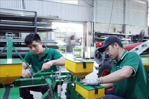 Nông dân trẻ đam mê sáng tạo máy nông nghiệp