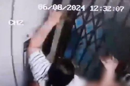 Clip: Chồng bất lực nhìn vợ gặp nạn khi thang máy rơi tự do