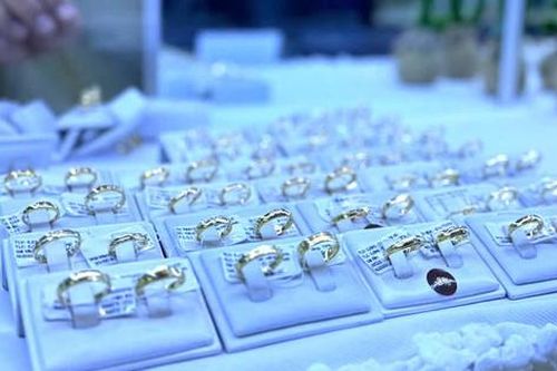 Cửa hàng vàng SJC tại Đà Nẵng mở cửa trở lại, người dân mua bán thế nào?