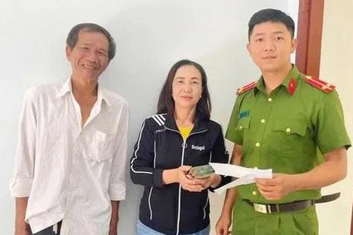 Cốp xe máy bất ngờ có 100 triệu đồng, người phụ nữ liền báo công an