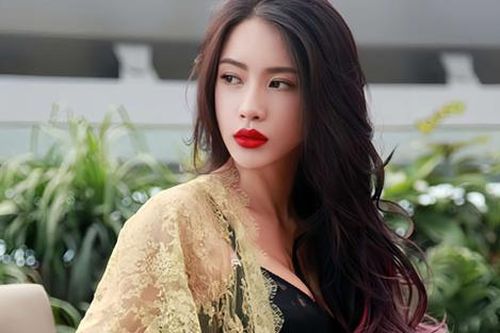 Nữ người mẫu quyến rũ tung ảnh nóng với bạn trai để trả đũa, sự nghiệp tuột dốc thảm hại