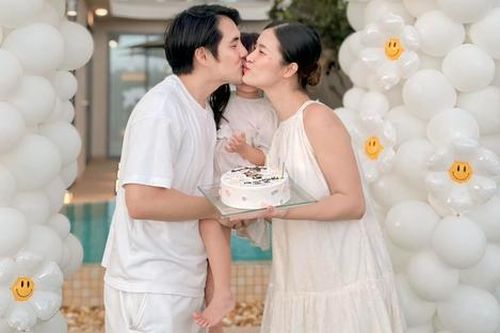 Đông Nhi đón ngày đặc biệt cùng Ông Cao Thắng và hai con