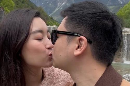 Chồng Đỗ Mỹ Linh bị 'bắt bẻ' sau màn hôn vợ tình tứ