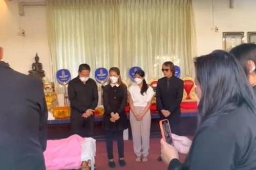 Vợ tiết lộ tình trạng của nam ca sĩ tông xe khiến cô gái tử vong: 'Anh ấy đang rất tồi tệ'