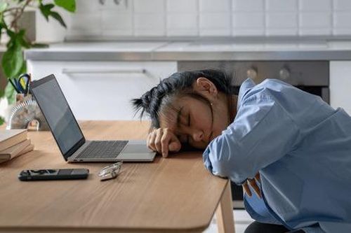 Ngủ trưa dậy bị đau đầu có nguy hiểm không?