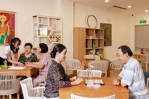 Người già đi 'dưỡng lão bán trú'