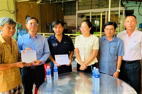 Lãnh đạo UBMTTQVN tỉnh thăm hỏi, động viên, hỗ trợ các gia đình bị hỏa hoạn tại phường Núi Sam