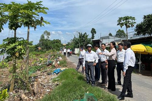 Bí thư Huyện ủy An Phú khảo sát khu vực sạt lở tại xã Phú Hữu