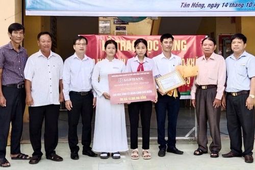 Trao tặng 2 suất học bổng cho học sinh vượt khó học giỏi