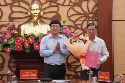 Trao quyết định nghỉ hưu cho đồng chí Nguyễn Văn Thi
