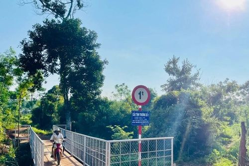 Người dân làng Koái phấn khởi khi 'Cầu tình thương' đưa vào sử dụng