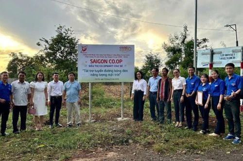 Chư Sê: Bàn giao 'Tuyến đường ánh sáng an ninh ở khu dân cư'