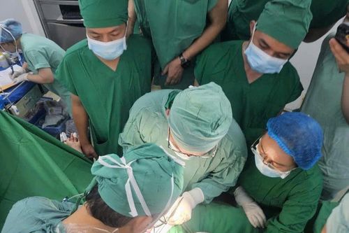 Tiếp nhận kỹ thuật bảo tồn tử cung cho sản phụ nhau tiền đạo cài răng lược có vết mổ cũ