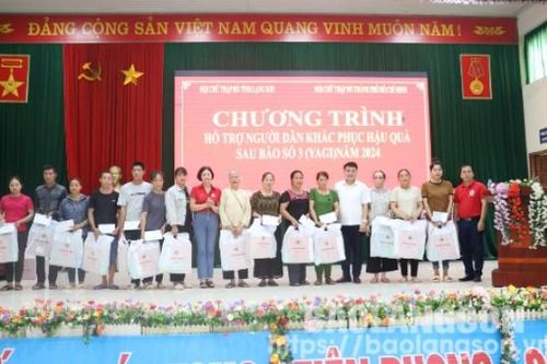 Hội Chữ thập đỏ tỉnh phối hợp tặng 50 suất quà cho người dân bị thiệt hại do bão số 3 tại huyện Chi Lăng