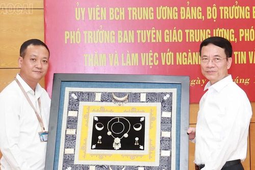Bộ Trưởng Bộ Thông tin và Truyền thông làm việc với ngành thông tin và truyền thông tỉnh Lào Cai