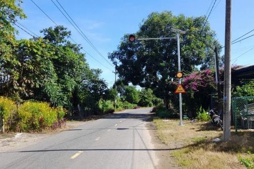 Đạ Tẻh: Ứng dụng năng lượng mặt trời để lắp đặt hệ thống đèn cảnh báo giao thông