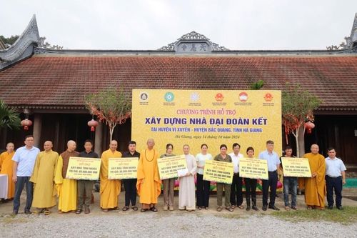 Phân ban Phật tử dân tộc T.Ư khởi công xây dựng nhà Đại đoàn kết cho người dân vùng bão lũ