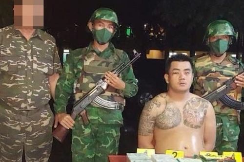 Đồng Tháp: Bắt đối tượng mang 4kg ma túy bơi qua sông từ Campuchia về Việt Nam