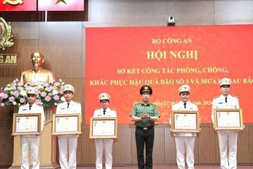 Công an tỉnh Yên Bái đón nhận Huân chương Bảo vệ Tổ quốc hạng Ba