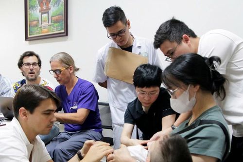 Nhiều bệnh nhi được khám sàng lọc dị tật và cơ xương khớp