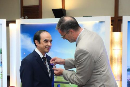 GS Nguyễn Hữu Tú nhận Huân chương Cành cọ Hàn lâm của Chính phủ Pháp