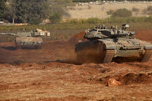 Xe tăng Israel húc đổ cổng căn cứ LHQ ở Lebanon