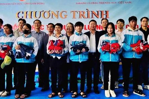 Hội Khuyến học tỉnh Lâm Đồng và nhà tài trợ trao quà, học bổng cho học sinh Đạ Nhim, Đạ Chais