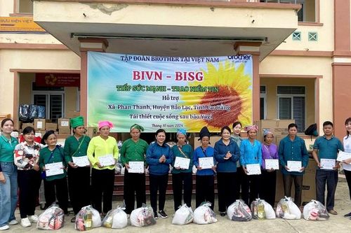 Tặng quà cho các trường học và người dân có hoàn cảnh khó khăn xã Phan Thanh (Bảo Lạc)
